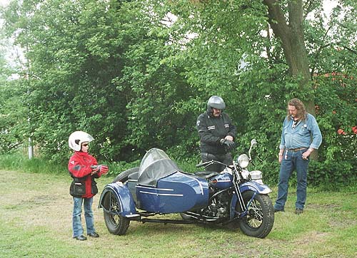 Tony mit einem Kunden, Indian Scout mit Seitenwagen