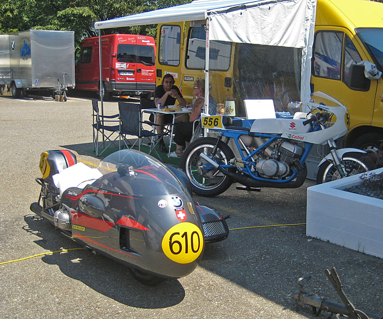 556:&nbsp;Heinz B&auml;nninger, Suzuki T500, 1969; 610: Marcel Fries/Sarah Fries, BMW 800, 1968