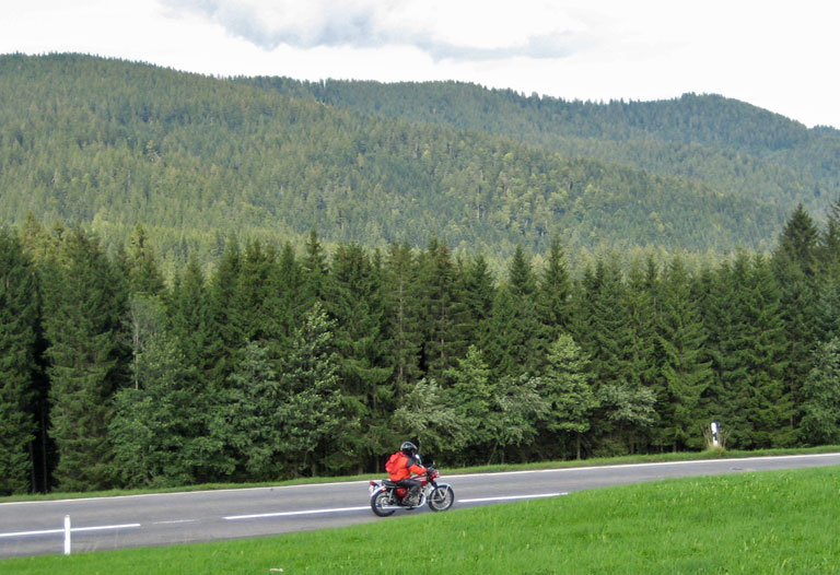 15:17:23, CB450 mit Max Meier d&uuml;st talw&auml;rts.