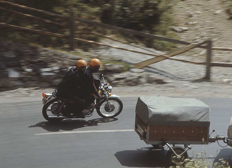 Passfahrt mit der damals beliebten Suzuki T250