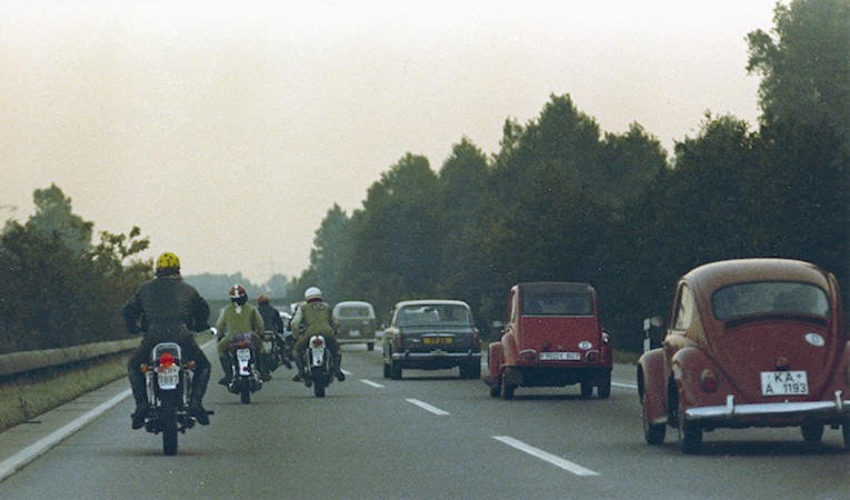 hinten links Heinz auf Suzuki T500