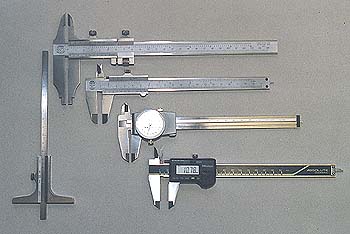 Verschiedene Messschieber und Tiefenmass
